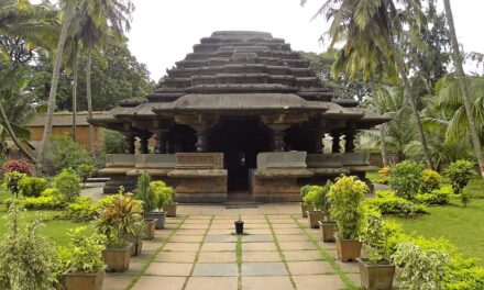 ಕಮಲ ಬಸ್ತಿ (ಜೈನ ದೇವಾಲಯ) – ಶಾಂತಿ ಮತ್ತು ಶಿಲ್ಪಕಲೆಯ ಮಂದಿರ